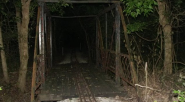 Traveling Down This Haunted Missouri Road Will Give You Nightmares
