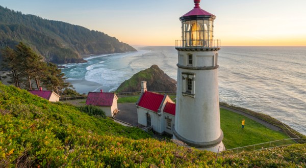 The Haunted Lighthouse In Oregon Both History Buffs And Ghost Hunters Will Love