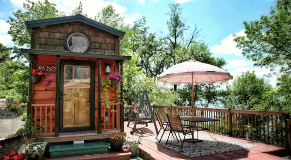 Stay In A Charming Tiny House Right On The Beautiful Roberds Lake In Minnesota