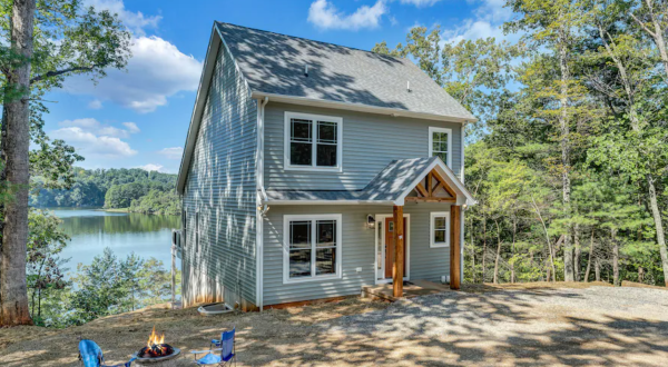 This Lakefront VRBO In Virginia Is One Of The Coolest Places To Spend The Night