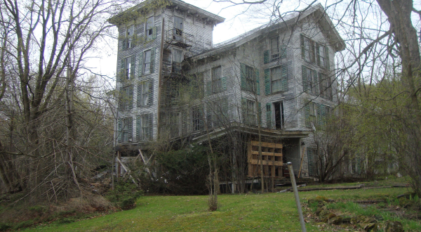 The Abandoned Hyde Manor In Vermont Is One Of The Eeriest Places In America