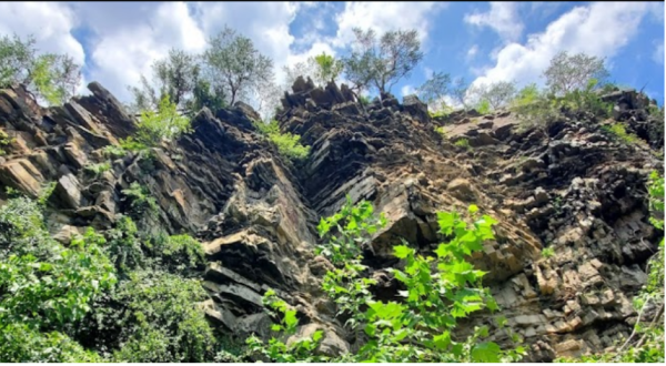 The Haunted Rock Cliff In North Carolina Both History Buffs And Ghost Hunters Will Love