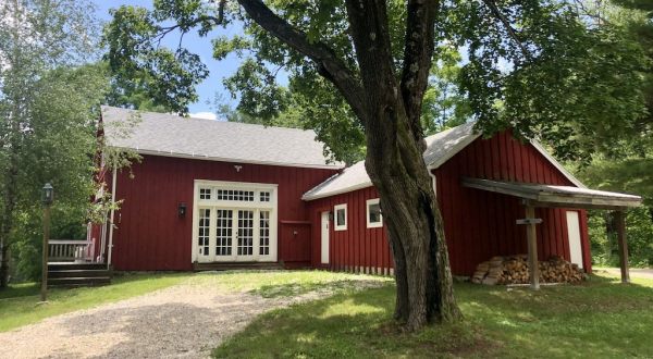 This 19th-Century Barn VRBO In Massachusetts Is One Of The Coolest Places To Spend The Night