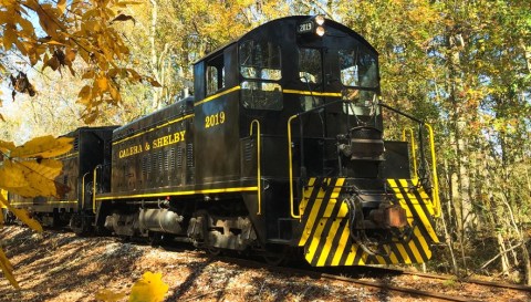 This Alabama Train Ride Leads To The Most Stunning Fall Foliage You've Ever Seen
