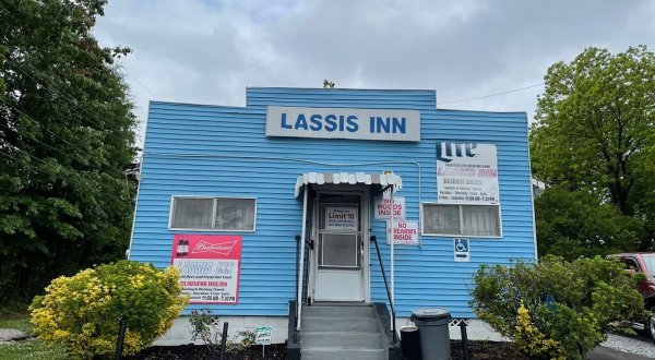 You’ll Love Visiting Lassis Inn, An Arkansas Restaurant Loaded With Local History