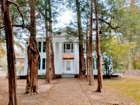 The Breathtaking Mansion In Mississippi You Must Visit This Fall