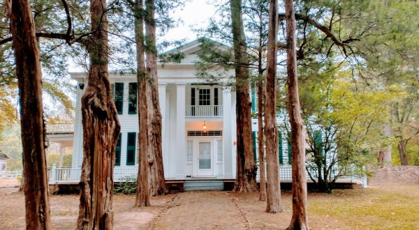 The Breathtaking Mansion In Mississippi You Must Visit This Fall