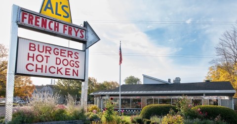 One Of The Oldest Operating Restaurants In Vermont Has Been Serving Mouthwatering Burgers And Ice Cream For Almost 80 Years 