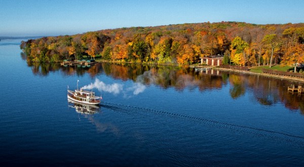 This Lake Tour In Wisconsin Is The Perfect Way To See The Fall Colors Like Never Before