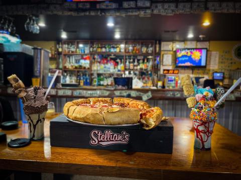 This Quirky Pizzeria In Kentucky Has An 8-Pound Pizza - And It's The Most Epic Dining Challenge Ever