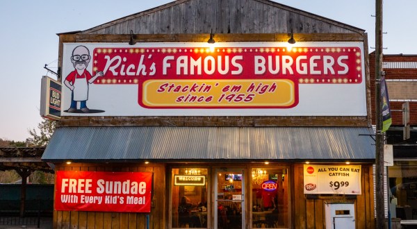 The Oldest Operating Rich’s Famous Burgers In Missouri Has Been Serving Mouthwatering Burgers For Almost 68 Years