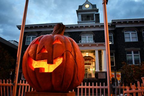 This Is The Absolute Best Town In Oregon To Visit During The Halloween Season