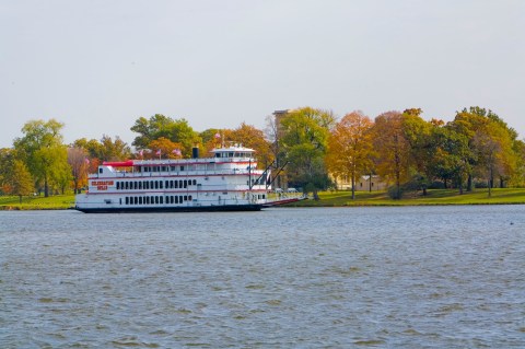 This Illinois Boat Ride Leads To The Most Stunning Fall Foliage You've Ever Seen