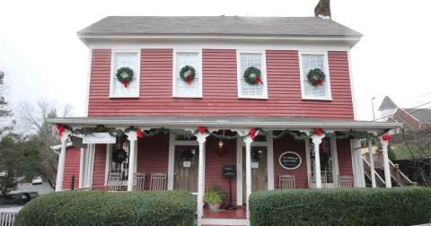 The Dahlonega Square Hotel In Georgia Gets All Decked Out For Christmas Each Year And It's Beyond Enchanting