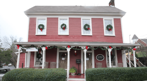 The Dahlonega Square Hotel In Georgia Gets All Decked Out For Christmas Each Year And It’s Beyond Enchanting