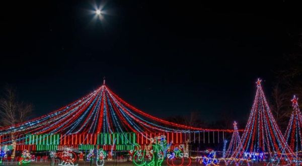 Elf Acres Is A Drive-Thru Christmas Light Park In Texas That’s Full Of Holiday Cheer