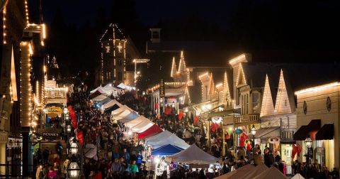 The Victorian Christmas Festival In Northern California That's Straight Out Of A Hallmark Christmas Movie