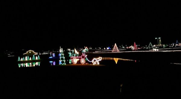 This 3-Mile Drive-By Christmas Lights Display In Illinois Will Make Your Holiday Season Magical