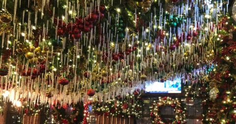 The Christmas Decorations At Roosevelt's Restaurant In Oklahoma Are Unlike Anything You've Seen Before