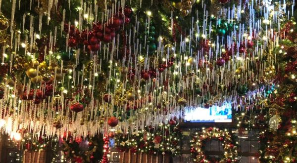 The Christmas Decorations At Roosevelt’s Restaurant In Oklahoma Are Unlike Anything You’ve Seen Before