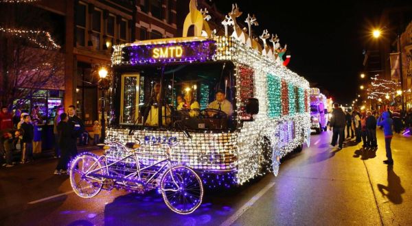 Illinoisans Won’t Want To Miss The Christmas Lights Parade That’s Taken Place In Our State Capital Since 1949