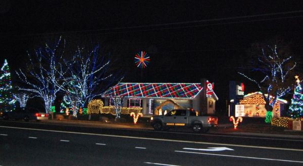 Even The Grinch Would Marvel At The Christmas Light Display At Apple Electric In Delaware