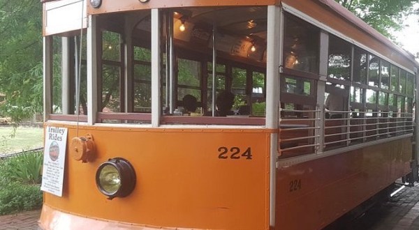 3 Charming Towns In Arkansas With Historic Trolley Tours