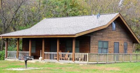 Go Apple Picking, Then Sleep In A Cabin Surrounded By Fall Foliage On This Weekend Getaway In Iowa