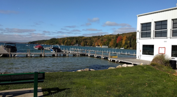 The Lakefront Restaurant In Michigan That’s Surrounded By The Most Breathtaking Fall Colors