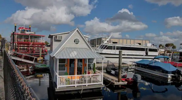 This Tiny Floating House In Florida Is An Unusual Overnight Getaway