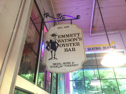 Family-Owned Since The 1970s, Emmett Watson's Oyster Bar In Washington Is A Step Back In Time