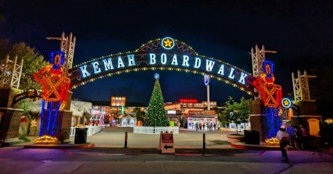 Enjoy A Beachy Holiday At Kemah’s “Jingle on the Boardwalk” Christmas Parade In Texas