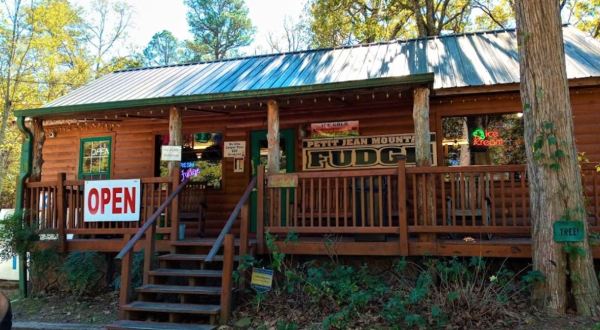 This Mountaintop Country Store In Arkansas Sells The Most Amazing Homemade Fudge You’ll Ever Try