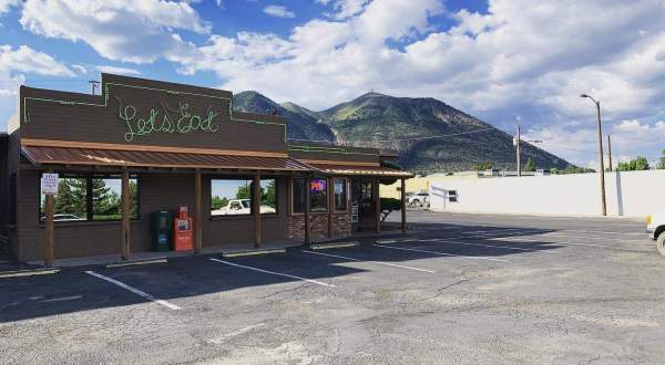 Order No-Frills All-American Food At This Roadside Stop In Arizona
