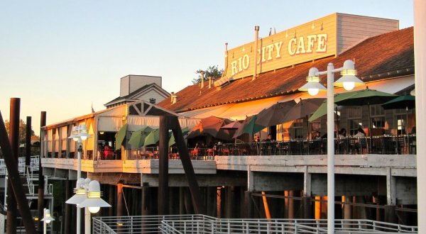 8 Northern California Restaurants Right On The River That You’re Guaranteed To Love