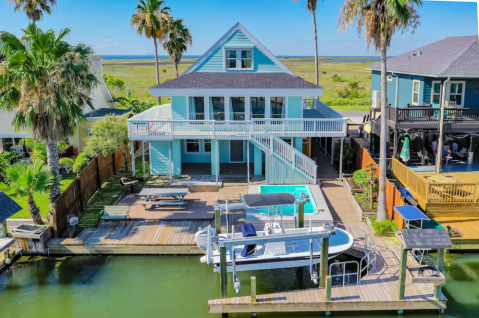 This Waterfront Cottage VRBO In Texas Is One Of The Coolest Places To Spend The Night