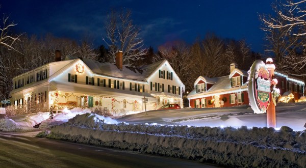 Ride A Christmas Train, Then Stay In A Christmas-Themed Hotel Room For A Holly Jolly New Hampshire Adventure
