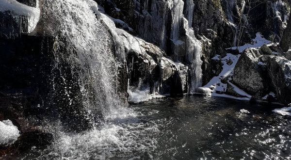 Missouri’s Mina Sauk Falls Looks Even More Spectacular In the Winter