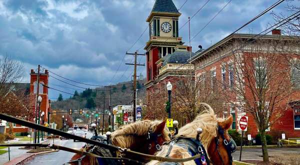 The Charming Small Town In Pennsylvania Where You Can Still Experience An Old-Fashioned Christmas