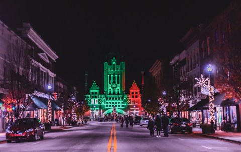 This Kentucky Christmas Town Is Straight Out Of A Norman Rockwell Painting