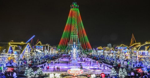 Delight In A 314-Foot Christmas Tree During This Epic Holiday Festival At A Beloved Ohio Amusement Park