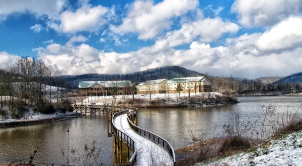 Ride A Christmas Train, Then Stay In A Christmas-Themed Resort For A Holly Jolly West Virginia Adventure