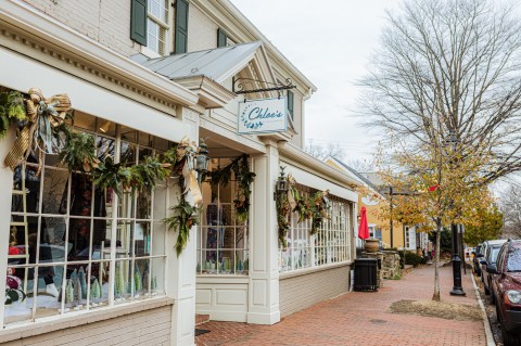 This Virginia Christmas Town Is Straight Out Of A Norman Rockwell Painting