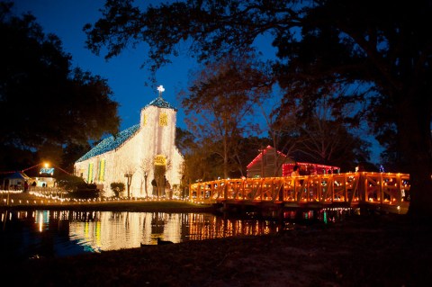 This Louisiana Christmas Town Is Straight Out Of A Norman Rockwell Painting