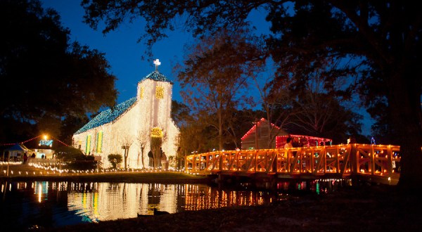 This Louisiana Christmas Town Is Straight Out Of A Norman Rockwell Painting