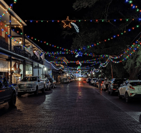 The Charming Small Town In Louisiana Where You Can Still Experience An Old-Fashioned Christmas