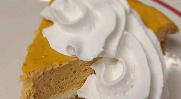 Locals Can’t Get Enough Of The Homemade, Seasonal Desserts At Junkyard Cafe In Iowa