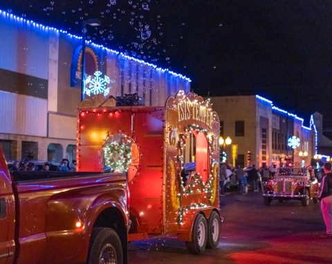 The Charming Small Town In Kansas Where You Can Still Experience An Old-Fashioned Christmas