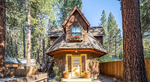 The Magnificent Cottage Rental In Northern California That Is Perfect For The Holidays
