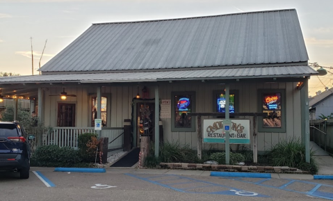 The Hidden Gem Seafood Spot In Louisiana, Morton's, Has Out-Of-This-World Food
